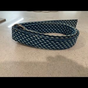 Like new! Vineyard Vines classic double ring whale belt. Size medium.